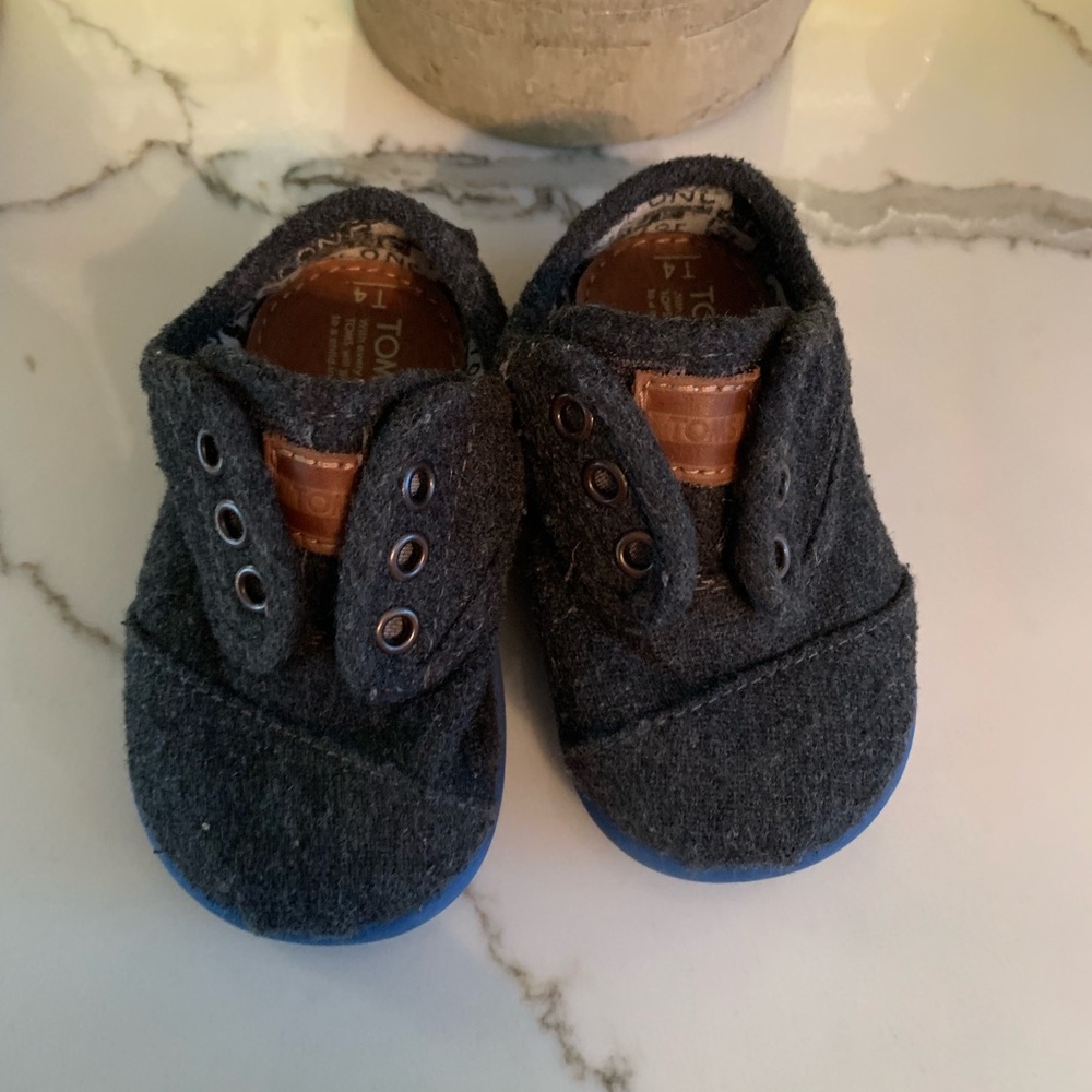 Perfect Like New Toddler Size 4 Gray Flannel TOMs